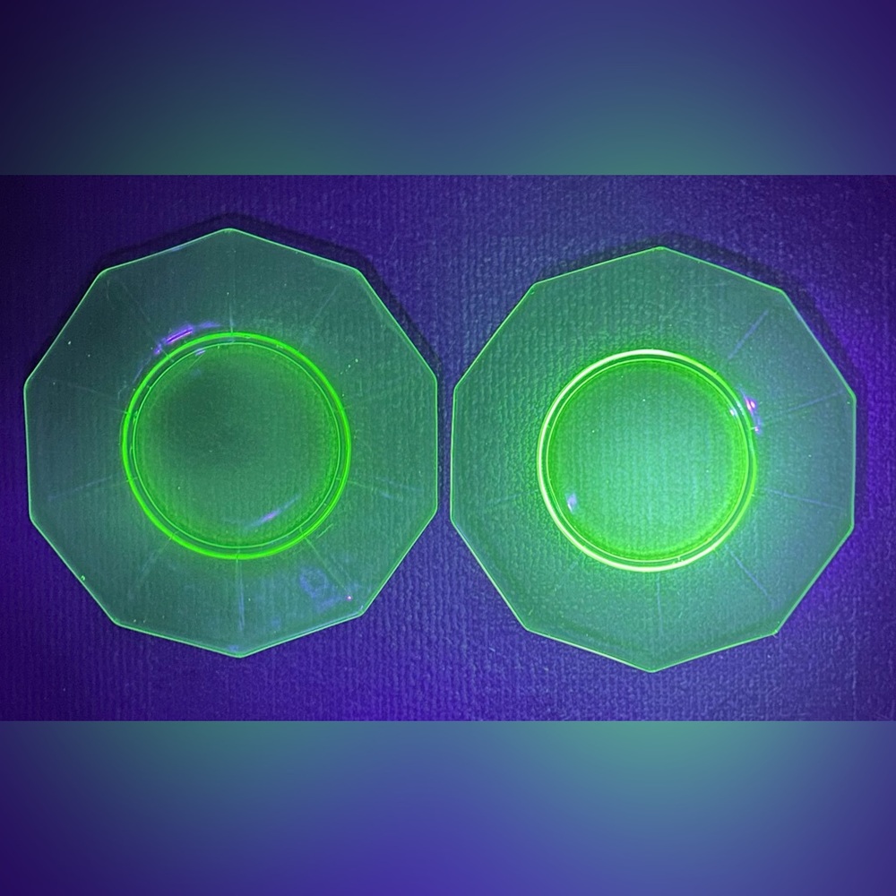 Vintage 1920-30s Set of 2 Cambridge Vaseline Decagonal Green Uranium Plates, 8”